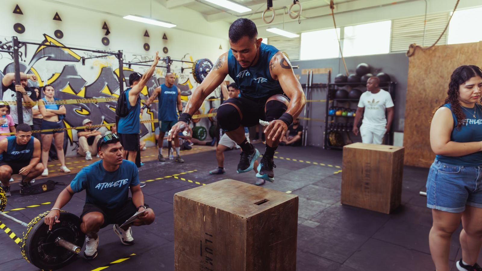 Alunos treinando na área de musculação da Astraz Fit